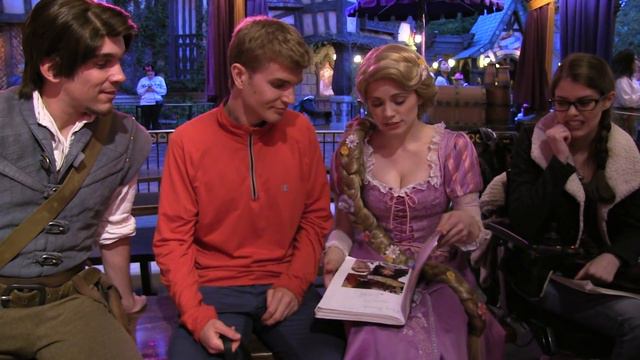 Flynn, Rapunzel, Tommy and Hannah chat after Tangled show Fantasy Faire Royal Theatre in Disneyland смотреть онлайн