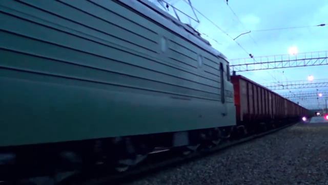 ВЛ11-572 с малым грузовым поездом смотреть онлайн