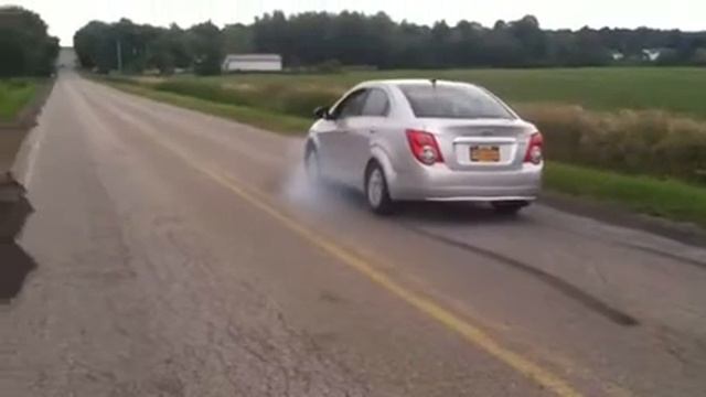 Chevy sonic turbo doin a lil burnout смотреть онлайн