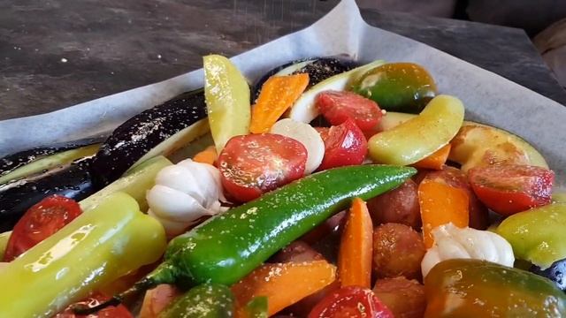 Как запечь курицу в духовке целиком. Поджаристая сочная курочка с овощами быстро и вкусно! смотреть онлайн