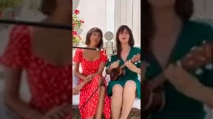 Дуэт француженок, поющих под укулеле.
