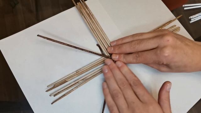 ИДЕЯ для красивого начала круглого дна или крышки. Плетение из газетных трубочек.