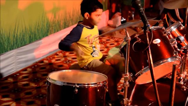 ACDC Highway to Hell by 5 years old Indian drummer смотреть онлайн