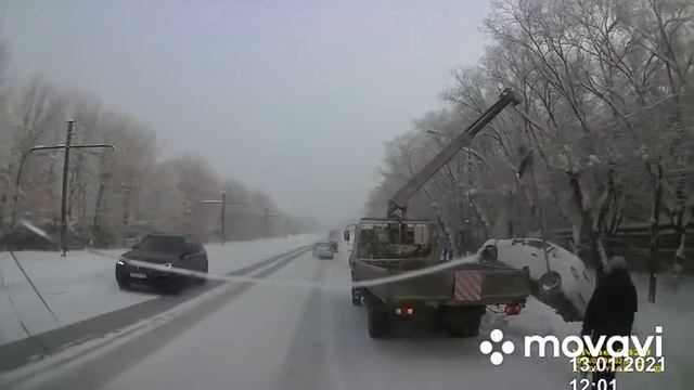 Эвакуатор В Магнитогорске мужчину едва не придавило машиной из за плохо закреплённого троса смотреть онлайн