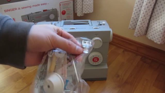 Unboxing Singer 4423 - Heavy Duty Sewing Machine and Accessories смотреть онлайн