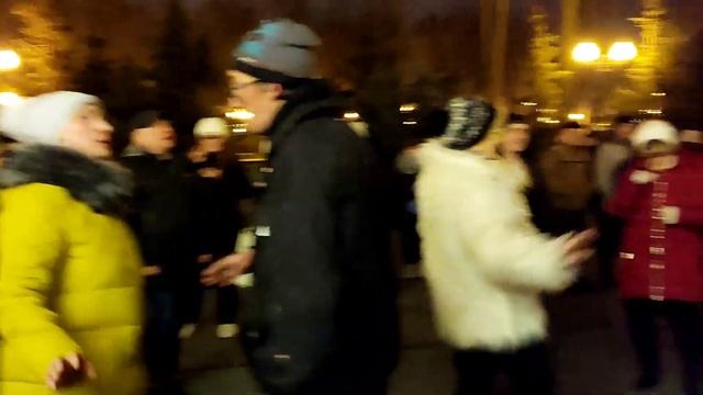 МЫ ВЛЮБЛЕНЫ И МЕЖДУ НАМИ!???/ТАНЦЫ В ПАРКЕ ГОРЬКОГО ХАРЬКОВ ДЕКАБРЬ 2021 смотреть онлайн