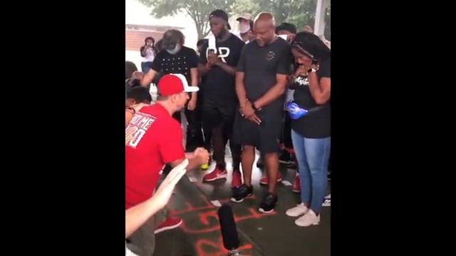 Белые американцы встали на колени и извинились за годы расизма смотреть онлайн