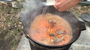 Плов из бараньих ребрышек в казане.