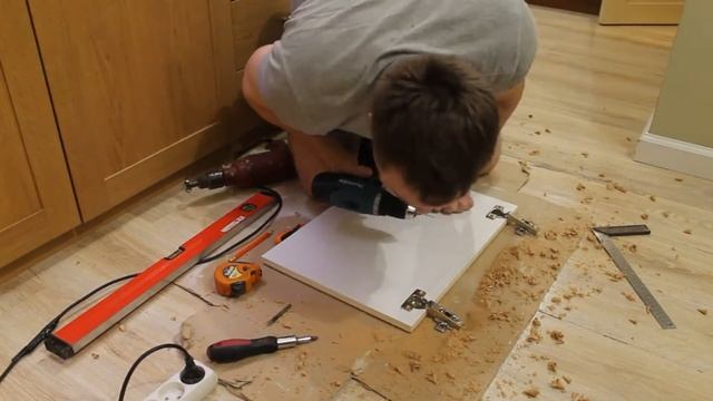 Как установить мебельную петлю. Установка фасада. смотреть онлайн