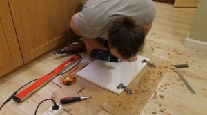 Как установить мебельную петлю. Установка фасада.