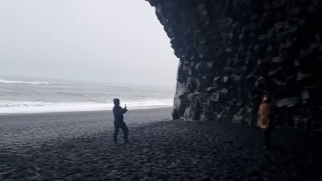 Reynisfjara, Black Beach with huge waves that had swept tourists! ? 4K 60 fps смотреть онлайн