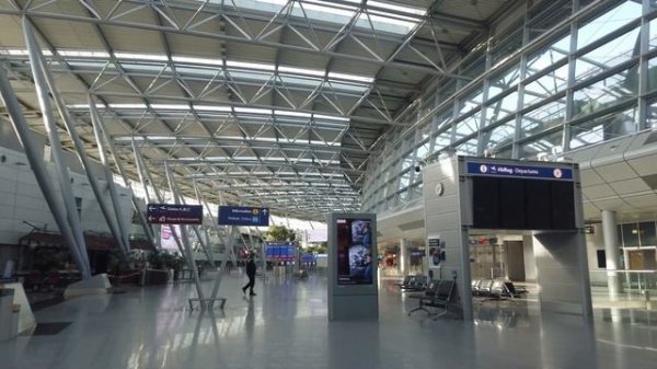 [4K] DUS Dusseldorf Airport Walking Tour May 2020 - Nobody at the Airport