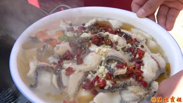 【陕北霞姐】女儿要吃鱼，霞姐买一条4斤大黑鱼，炖的嫩嫩的，鱼汤汤泡饭可美了！