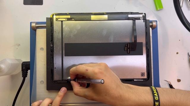 Замена стекла дисплея iPad Pro 11 2018 (a2013) смотреть онлайн