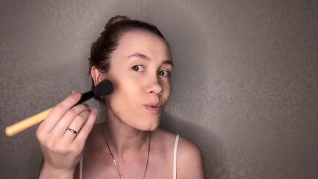 Легкий макияж с новой тональной основой-кушон и жидким хайлайтером смотреть онлайн