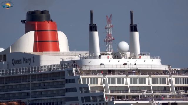 GIANT OCEAN LINER QUEEN MARY 2 VISIT HAMBURG AND AMAZING ULCS ONE GRUS AT SUNSET - SHIPSPOTTING 202 смотреть онлайн