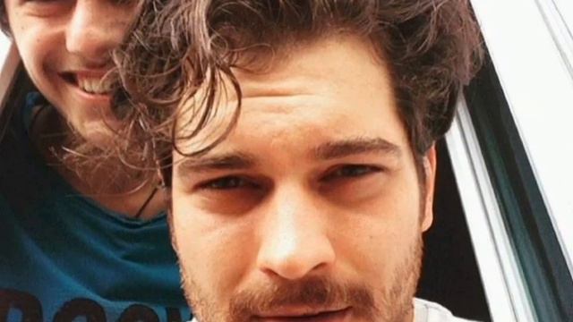 ÇAĜATAY ULUSOY VE DIĜER OYUNCULAR смотреть онлайн