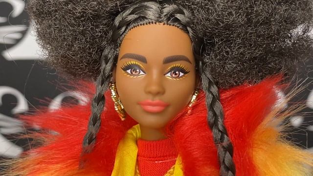 Обзор Barbie Extra! Темнокожая кукла под №1 с молдом Curvy смотреть онлайн