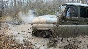 По грязи на советских внедорожниках ЛуАЗ-969, УАЗ и Нивы.