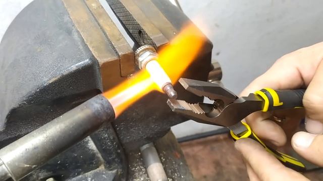 ИДЕАЛЬНОЕ применение СТАРОЙ СВЕЧИ! Самоделка своими руками которая реально работает!! смотреть онлайн