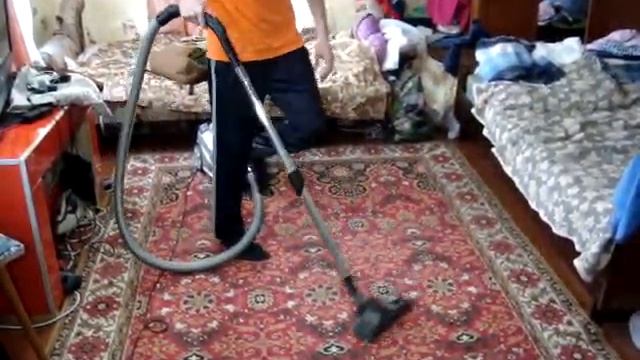 Учимся пылисосить комнату пылесосом. смотреть онлайн