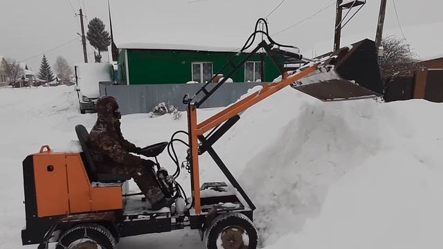 Минитрактор мини погрузчик переломка чистит снег смотреть онлайн