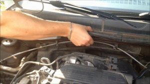 Рено Дастер, снятие решетки над бачком омывателя..