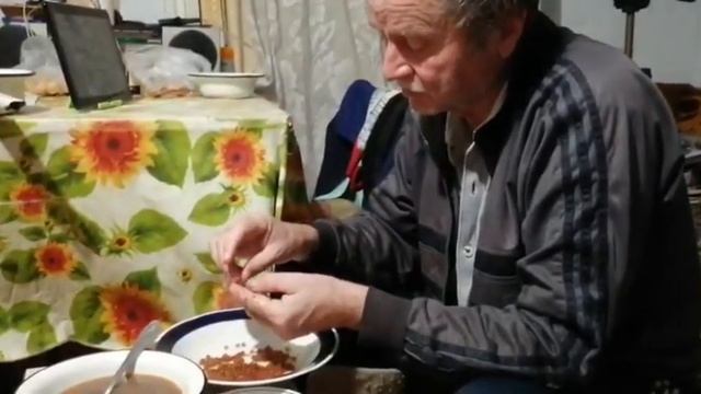 (#328) 10.10.21 Подготовка и засолка красной икры ГОРБУШИ! Вечер в избушке! (часть5) смотреть онлайн