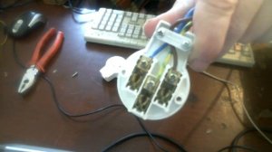 КУДА ПОДКЛЮЧАТЬ 3 ПРОВОД В РОЗЕТКЕ ?