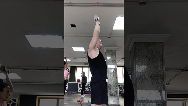 Жим гантелей над головой стоя. Упражнения с гантелями. Фитнес. Жим гантелей. Развитие выносливости смотреть онлайн