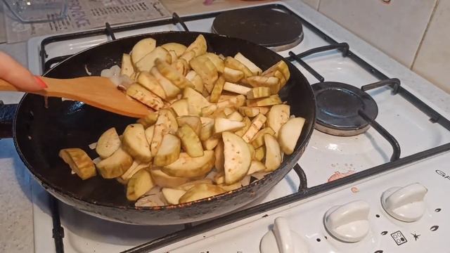 Горячий салат из баклажан. 20 минут и салат готов. Салат на каждый день. Гарнир к мясу. Рецепт смотреть онлайн