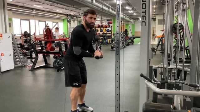 КАК ПРАВИЛЬНО ДЕЛАТЬ РАЗГИБАНИЯ У ВЕРХНЕГО БЛОКА ДЛЯ ТРИЦЕПСА смотреть онлайн