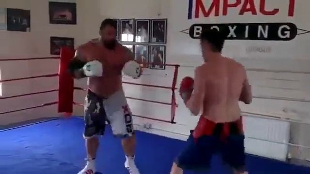 Эдди Холл (самый сильный человек 2017 года.) против обычного боксера полусредневеса смотреть онлайн