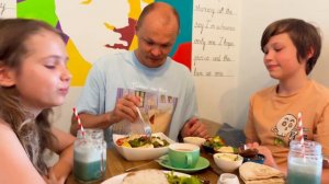 Папин Рендж Ровер целый день выбирает нам еду