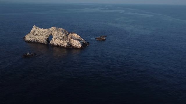 DJI Mini 2. 4К. Камчатский край. Скала "Ворота". Халактырский пляж, август 2021 года. смотреть онлайн