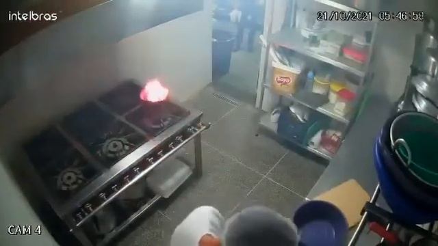 История одного человека, который не знал, что горящую пищу♨️ на плите тушить водой нельзя смотреть онлайн