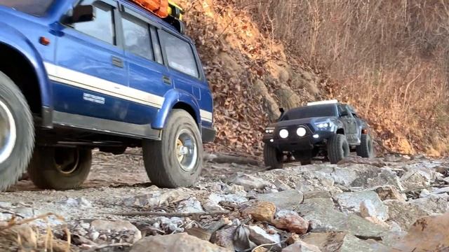 1/10 Scale RC : Enduro Knightrunner & TOYOTA Land Cruiser LC80(SCX10 III Chassis) Off-road Driving. смотреть онлайн
