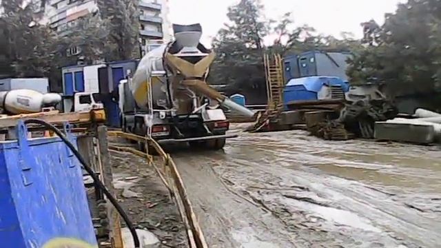 Разгрузка миксера на объекте смотреть онлайн