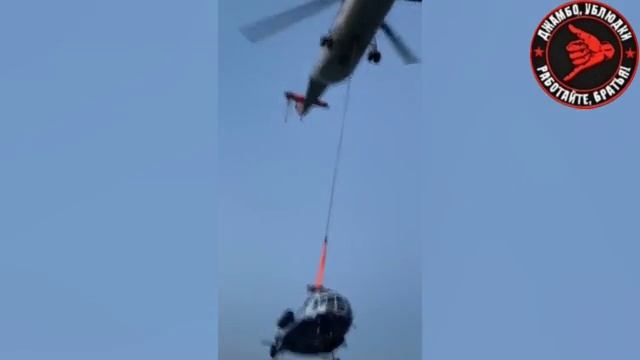 Вертолет Ми-26 доставил по воздуху в Якутск вертолет Ми-8. В сети появились кадры транспортировки. смотреть онлайн