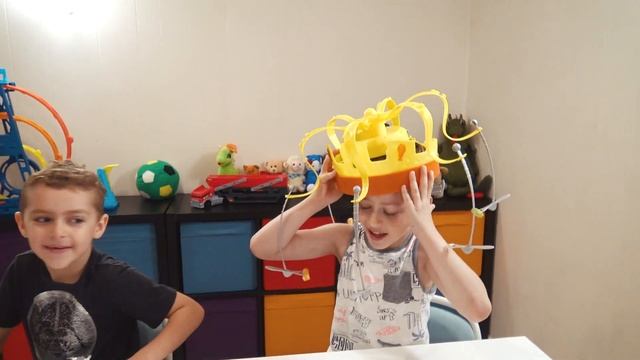 Веселый Челлендж поймай еду если сможешь! Chow Crown Challenge. смотреть онлайн