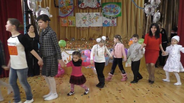 Рождество в каспийском детском доме. Часть 4. Хоровод вокруг елочки смотреть онлайн
