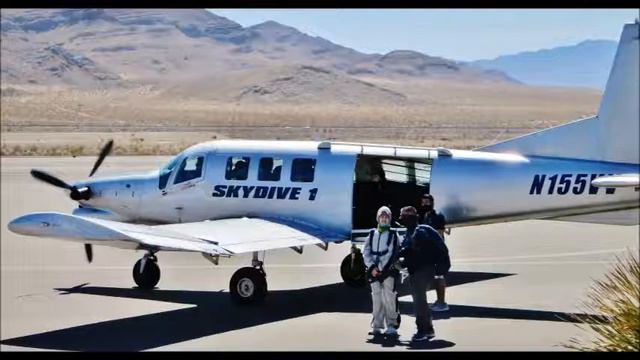 skydiving Girls first time WOW девушки прыгают с парашютом первый раз смотреть онлайн