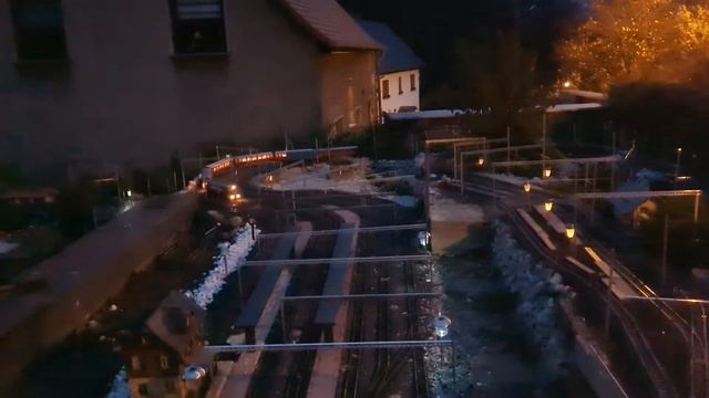 Die RhB bei Nacht über die Erweiterung. Die Steine werden noch verkleidet смотреть онлайн