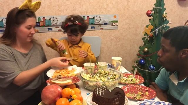НОВЫЙ ГОД 2018 ПАПА ЕСТ СЕЛЁДКУ Видео для детей 0+ Иностранцы пробуют русскую еду смотреть онлайн