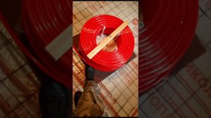 Монтаж теплого пола при помощи раскатки для трубки!