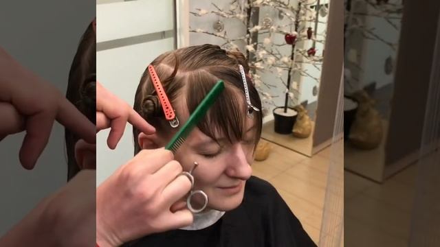 Как стричь косую челку в женской стрижке смотреть онлайн