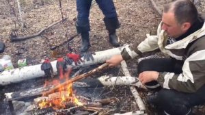 Большой окунь в фольге на костре