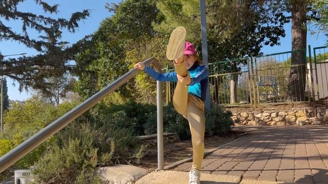 УРОК РАСТЯЖКИ И РАВНОВЕСИЯ ДЛЯ ДЕТЕЙ от КИМ КАМИНСКИ смотреть онлайн