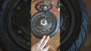 Установка литой покрышки   kugoo M4 pro \ WHITE SIBERIA LUNA 800W