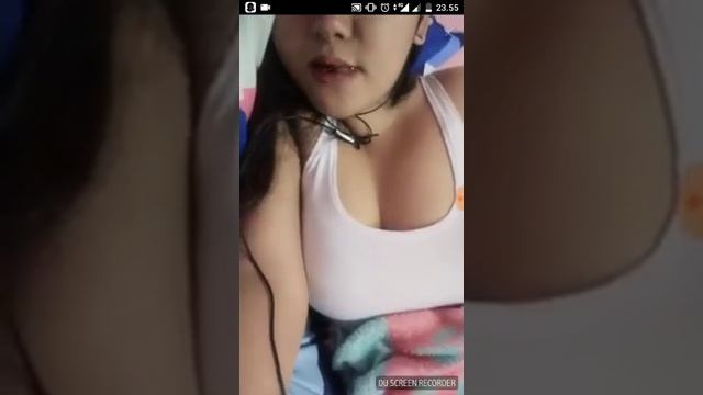 Cewe Pake Tanktop Putih Susu Montok Gede